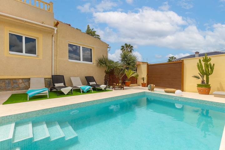 Villa pour 4 personnes, avec jardin et piscine, adapté aux familles à Torrevieja