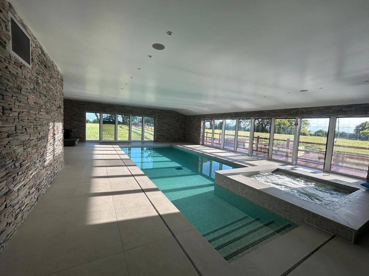 Four Bedroom House With Private Pool - Stunning countryside location with parking close to Chester City Centre in Saughall, Cheshire West and Chester
