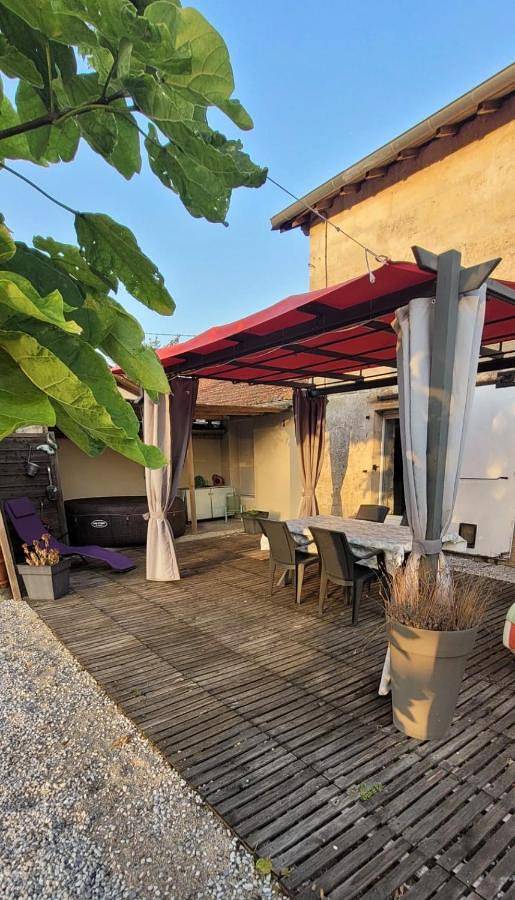 Location de vacances pour 9 personnes, avec jardin et vue, adapté aux familles à Saint-Denis-de-Pile