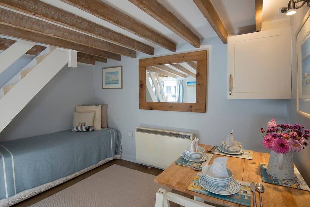 Beach themed Annexe close to Chichester, West Wittering beach and Goodwood in Hunston, West Sussex