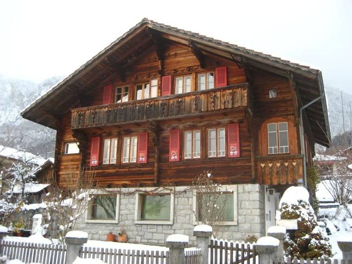 Ferienhaus für 9 Personen, mit Balkon und Terrasse sowie Garten und Sauna in Brienz