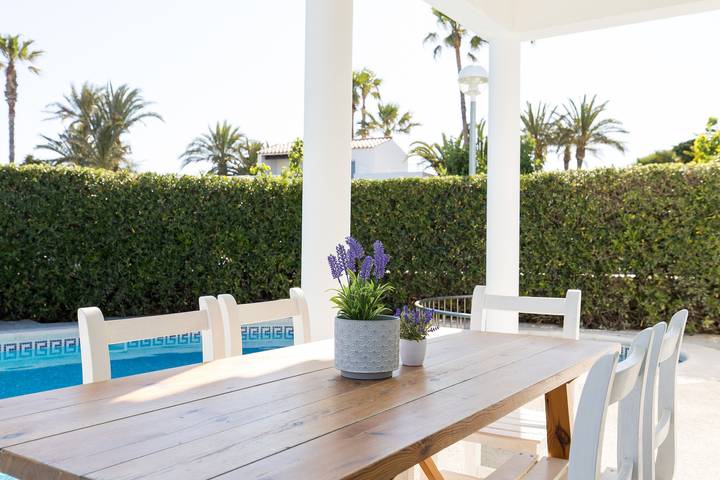 Air-Conditioned Holiday Home on the Beach with Pool, Terraces & Wi-Fi in Son Xoriguer, Ciutadella