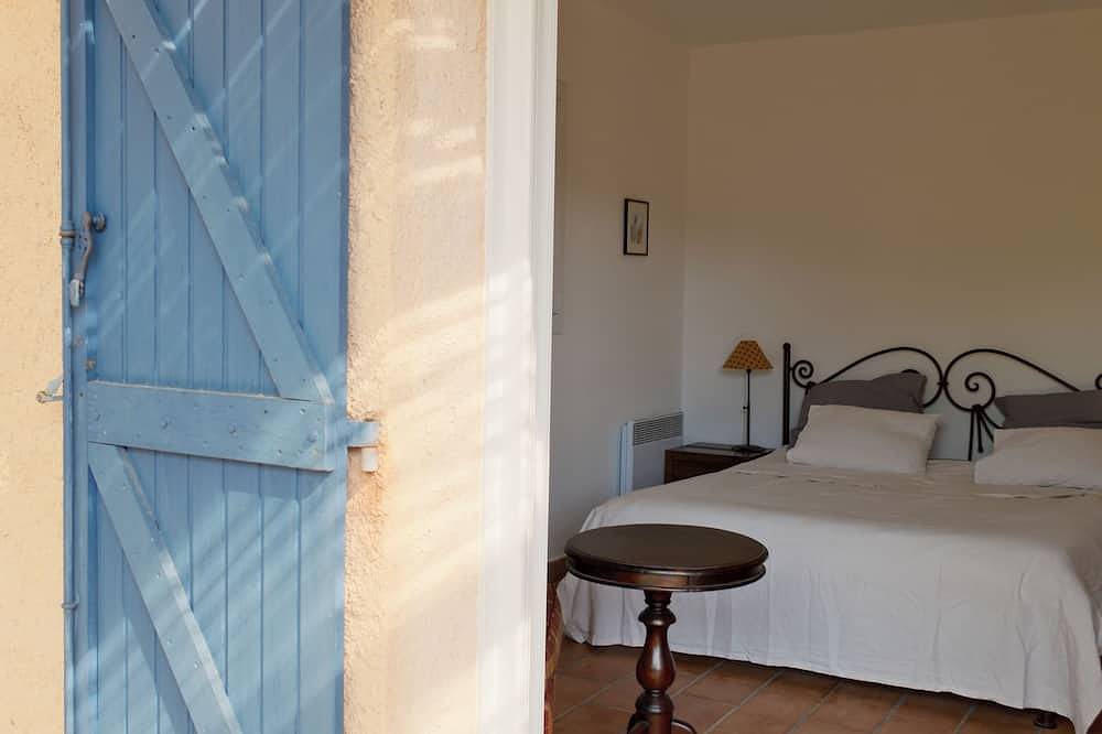 Grande villa avec piscine, à 1,5 km de la plage. 10 personnes. in Le Pradet, Côte méditerranéenne (France)