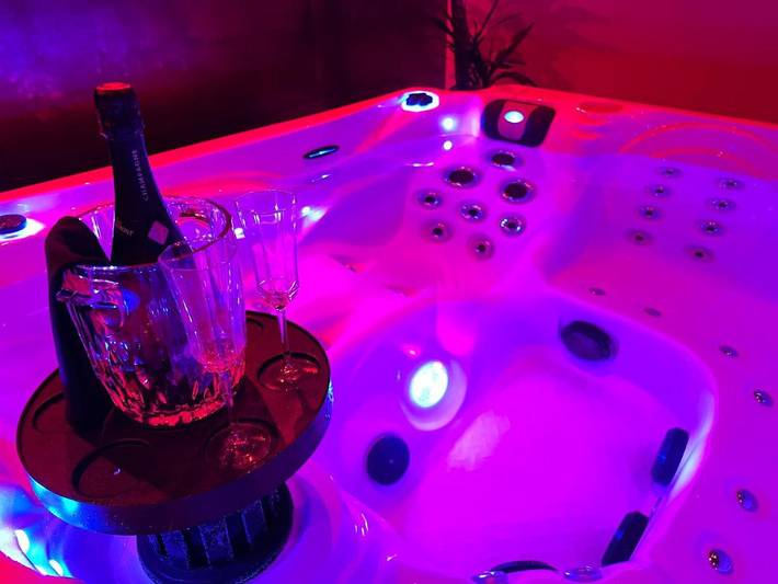 Gîte pour 2 personnes, avec jardin ainsi que terrasse et jacuzzi dans Escaudœuvres