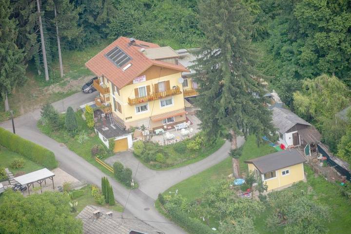 BnB für 4 Personen, mit Balkon und Terrasse sowie Garten und Seeblick am Ossiacher See