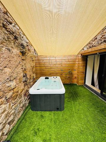 Gîte pour 2 personnes, avec jacuzzi ainsi que jardin et sauna, animaux acceptés à Liausson