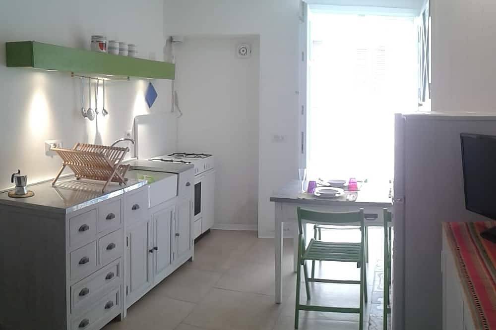 Entire apartment, The Landing, in the heart of downtown, a stone's throw from ferry and main square in Carloforte, Carbonia-Iglesias Province