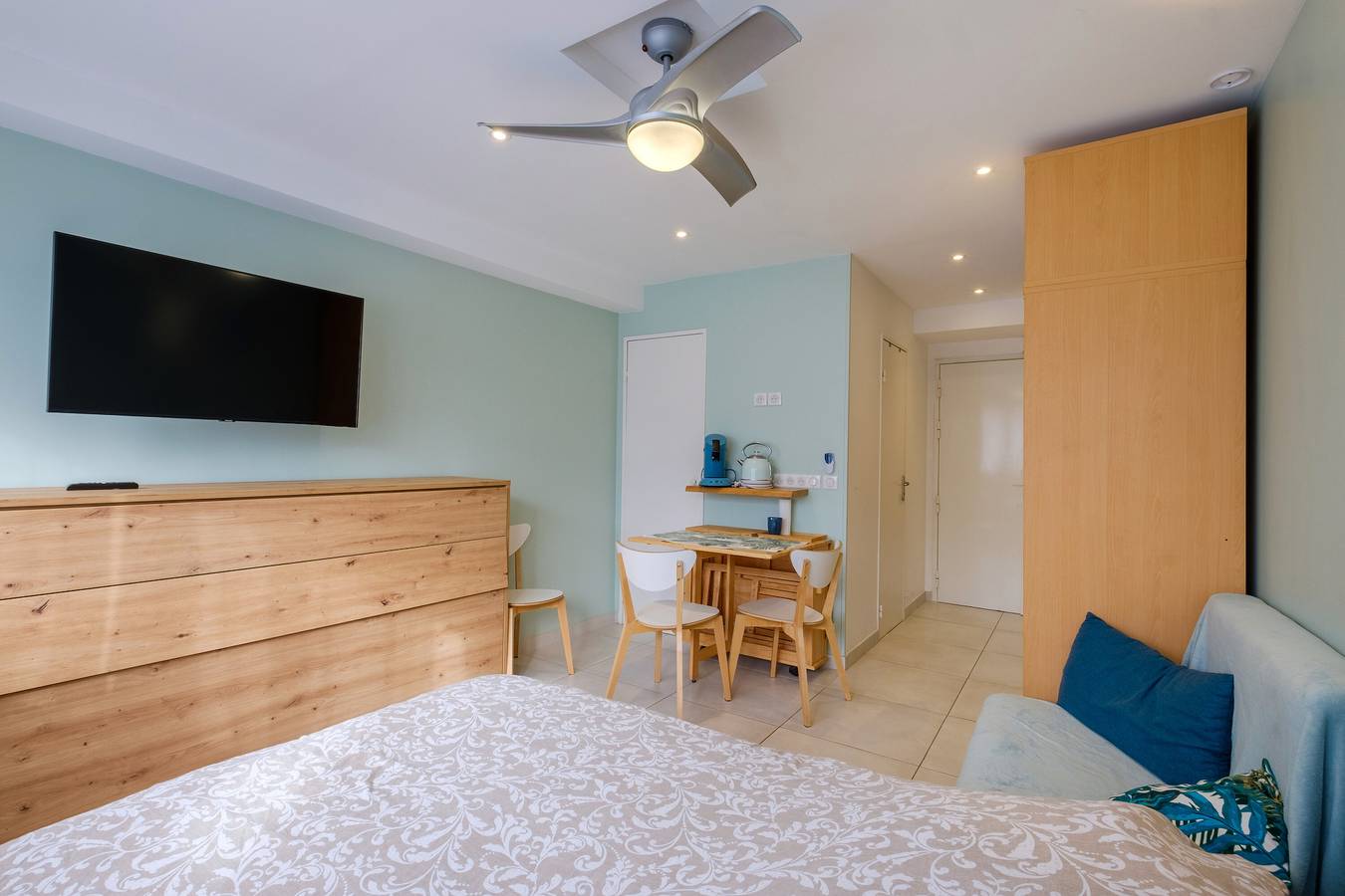 Entire studio, Studio Apartment '2 Lits' with Wi-Fi and Air Conditioning in Villeneuve-Loubet Plage, Villeneuve-Loubet