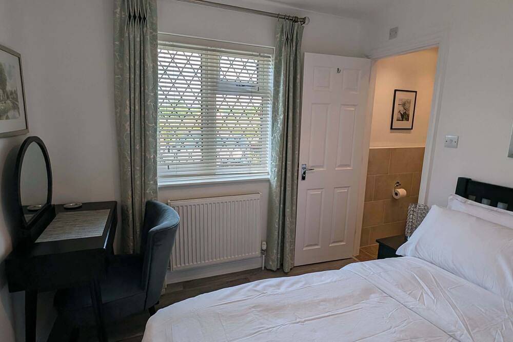Thames Riverside Retreat: A Serene 3-Bed Bungalow in Spelthorne, Surrey