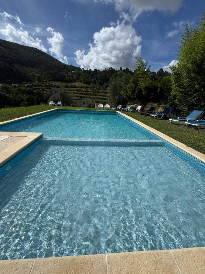 Location de vacances pour 4 personnes, avec Balcon et Terrasse ainsi que Jardin et Bassin pour enfant dans Mesão Frio