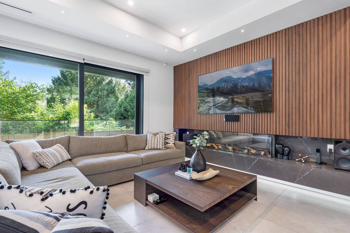 Luxe 5Br Edgemont Mansion | Theatre & Forest Views in Columbia Británica