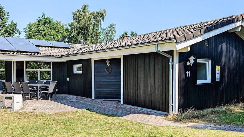 Ferieudlejning for 12 personer, med jacuzzi og sauna såvel som pool og terrasse på Sjælland