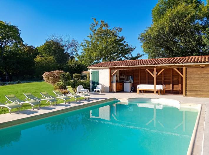 Location de vacances pour 8 personnes, avec Jardin et Piscine à Bertric-Burée