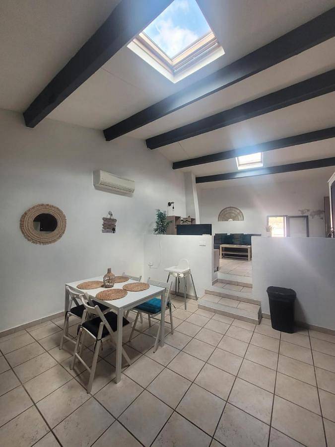 Appartement entier, One-Bedroom Apartment in Saint-Mitre-les-Remparts, Côte méditerranéenne (France)