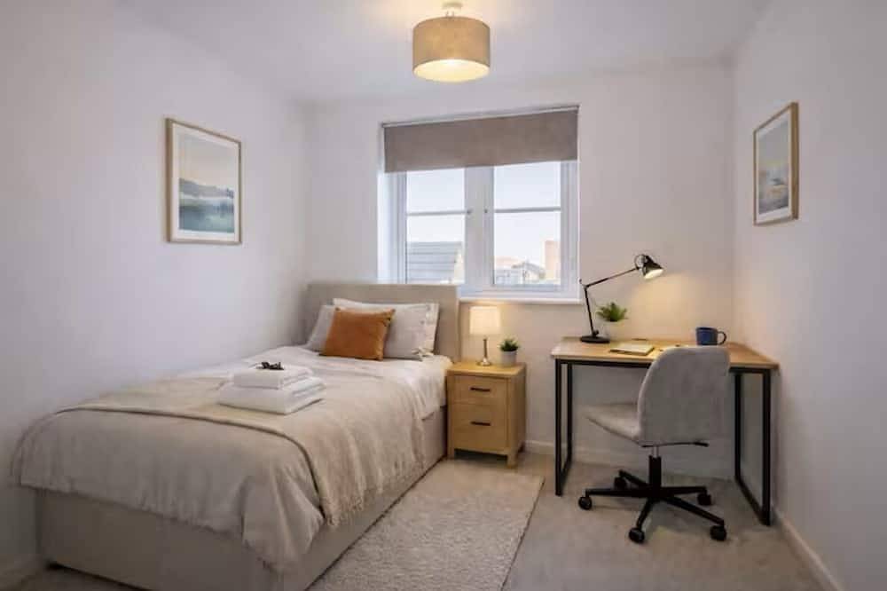4 Bed House | Sleeps up to 8 | Parking & Garage | Contractor & Corporate Stays in Wakefield, Westliches Yorkshire