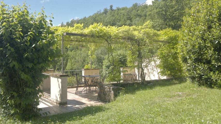 Location de vacances pour 6 personnes, avec vue ainsi que jardin et piscine, animaux acceptés à Gualdo Tadino - 3