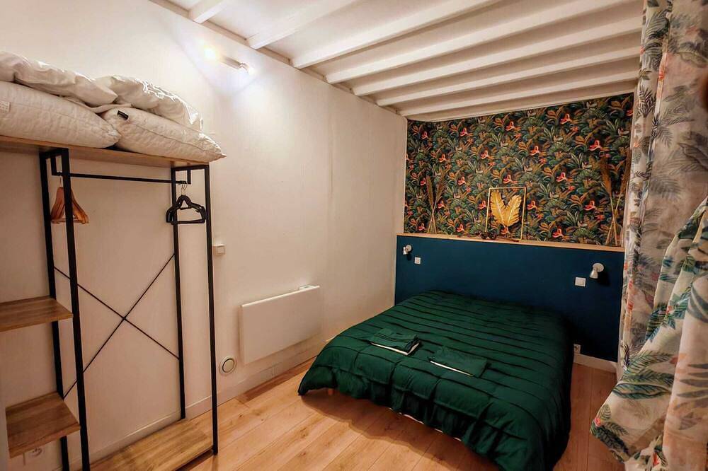 Maisonette on 1 hectare park, direct access to lake, swimming pool, boat pontoon in Éguzon-Chantôme, La Châtre und Umgebung