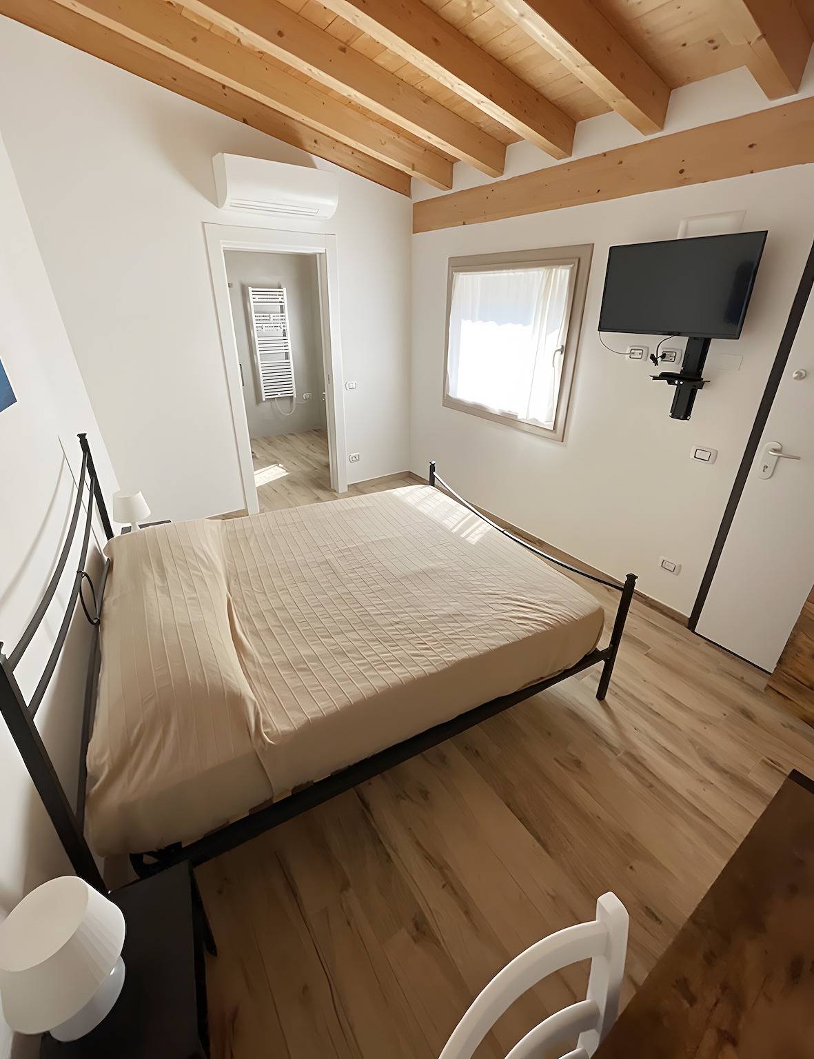 Room 'Camera Matrimoniale - Isola Olivo' with Shared Pool, Wi-Fi and Air Conditioning in San Felice del Benaco, Garda Mountains