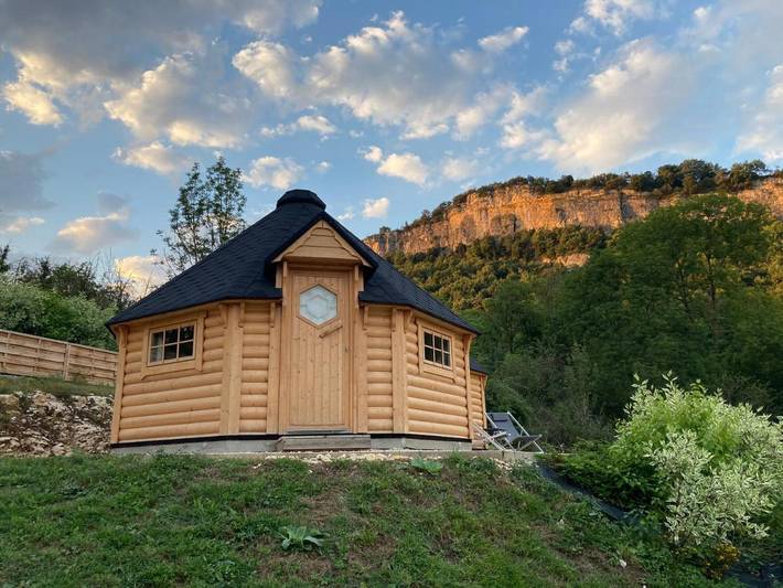 Gîte pour 2 personnes, avec Terrasse ainsi que Jardin et Vue dans Izieu