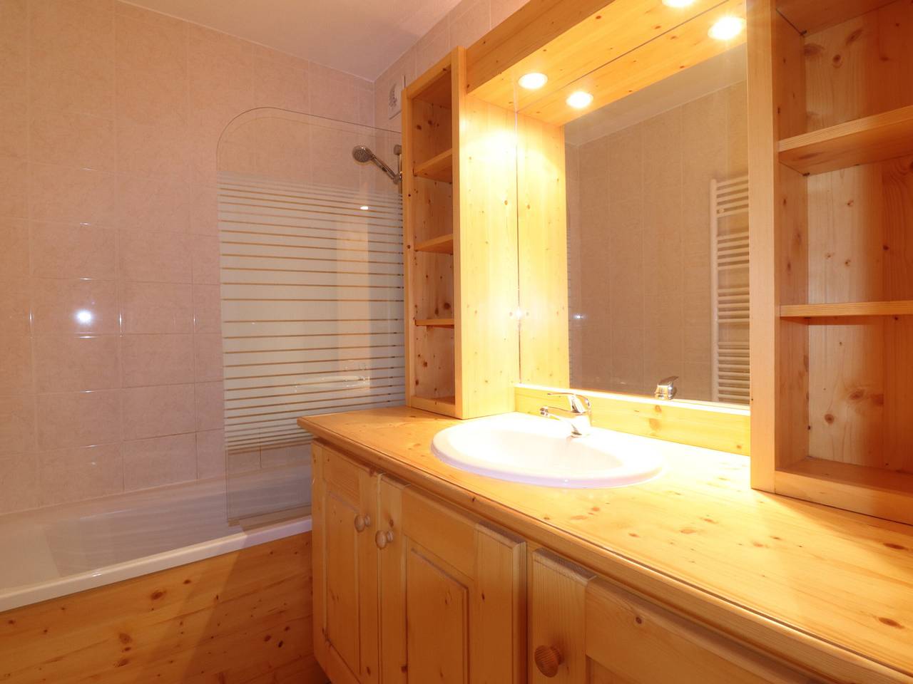Apartamento entero, Apartamento acogedor para 4 en primera línea de pistas, Les Allues in Méribel-Mottaret, Les Allues