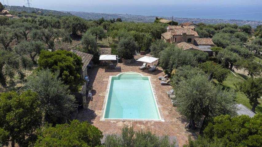 Casa vacanza per 14 persone, con Piscina a Collesano