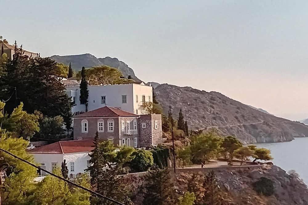 Hydra Seaside Serenity: Panoramic Sea & Sunset Views in Hydra