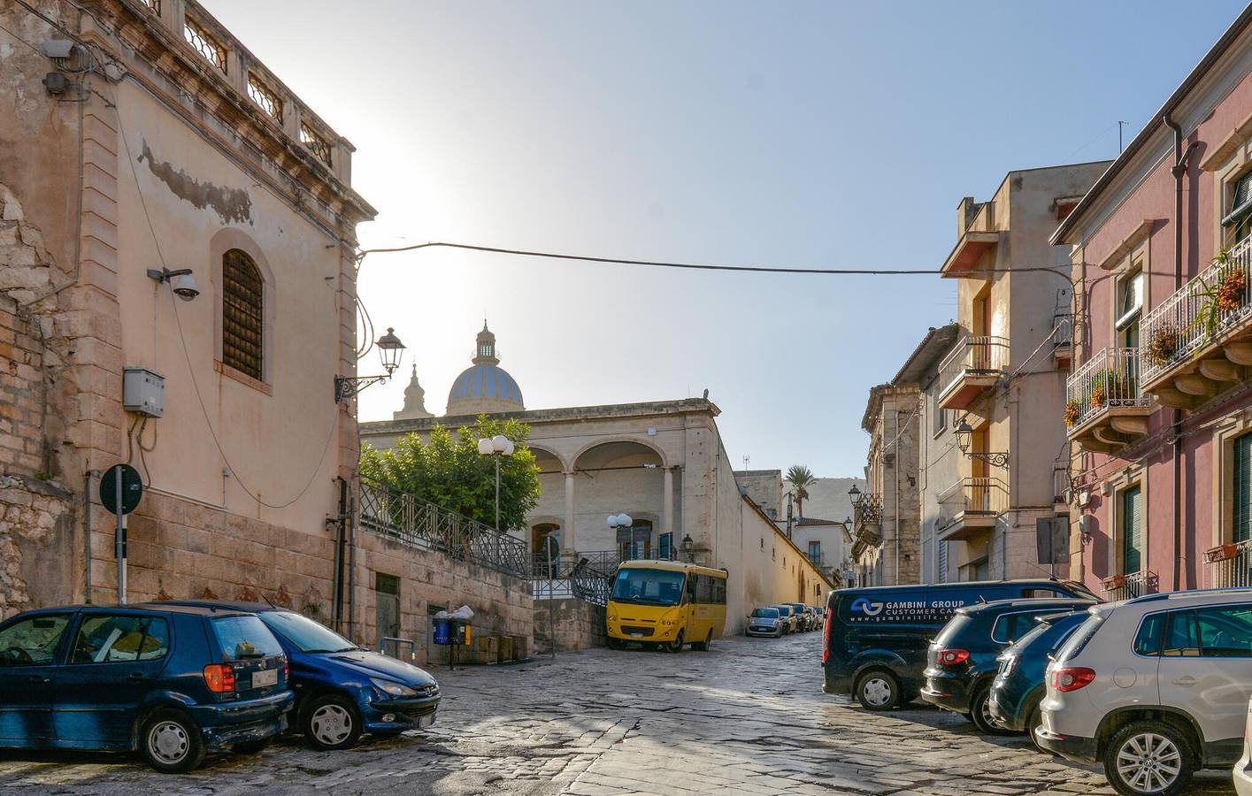 Ganze Ferienwohnung, Gemütliches Wifi-Apartment in der Nähe einer Pizzeria - Parkplatz, AC, TV in Comiso, Ragusa Provinz