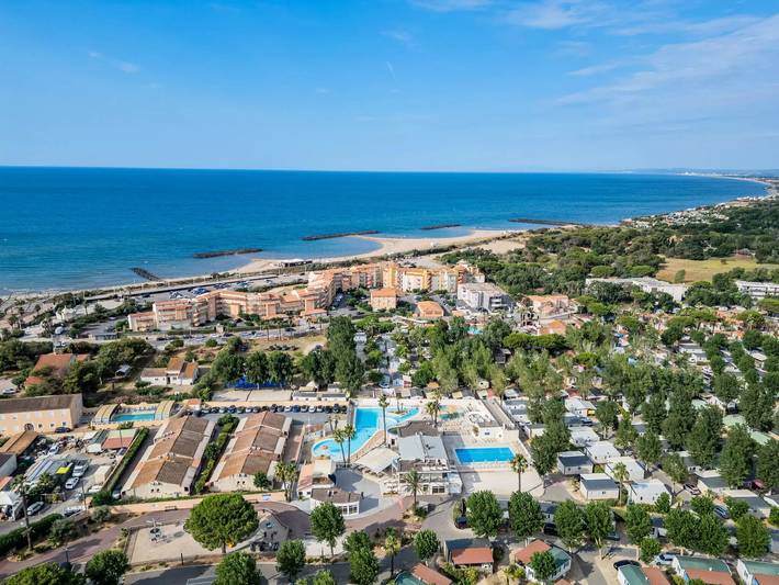Camping pour 4 personnes, avec Terrasse ainsi que Piscine et Sauna à Vias