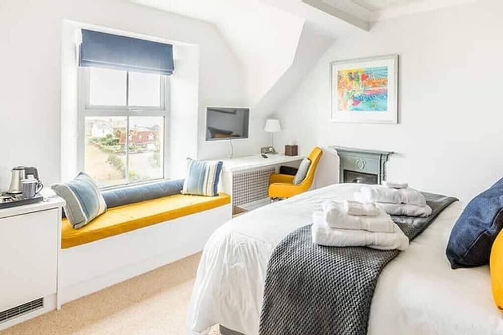 Sea views just yards from restaurants, pubs & shops. Sleeps 16-18, 8 x en-suite. in Tintagel, Pentire Point - Widemouth