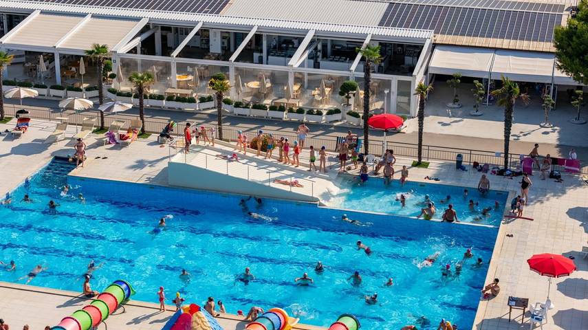 Ferienpark für 5 Personen, mit Kinderpool und Pool sowie Whirlpool in Süditalien