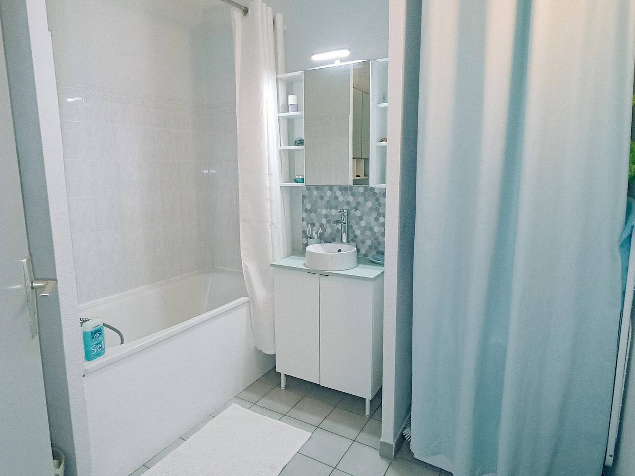 Ganze Wohnung, 2-Zimmer-Wohnung mit Garage und Pool in Sète in Mont Saint-Clair, Sete