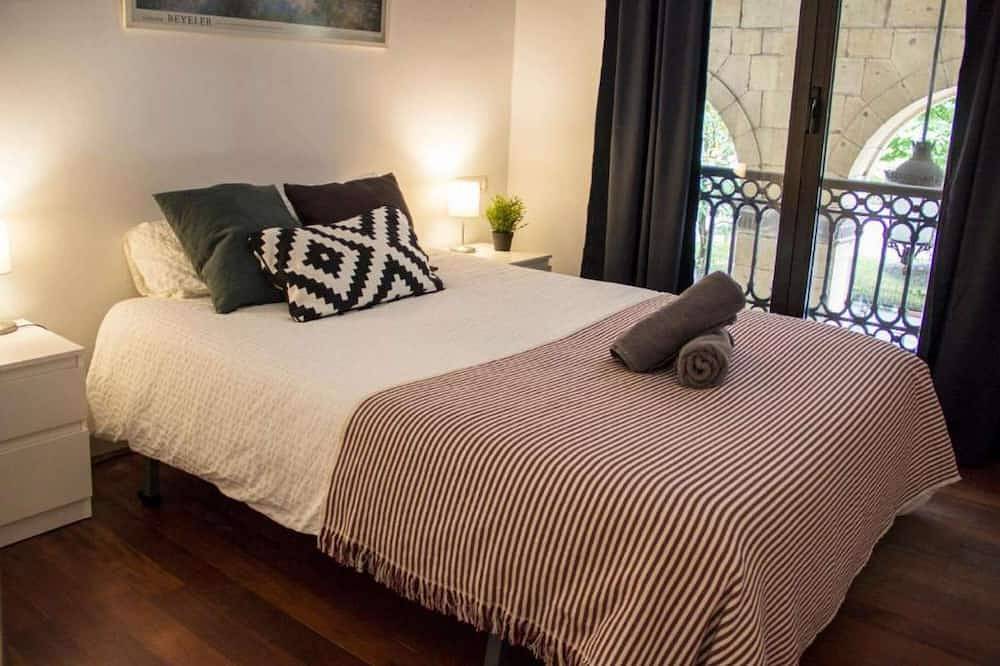 Entire apartment, Spacious, Central and Authentic Family Apartment in Playa de la Concha, San Sebastian