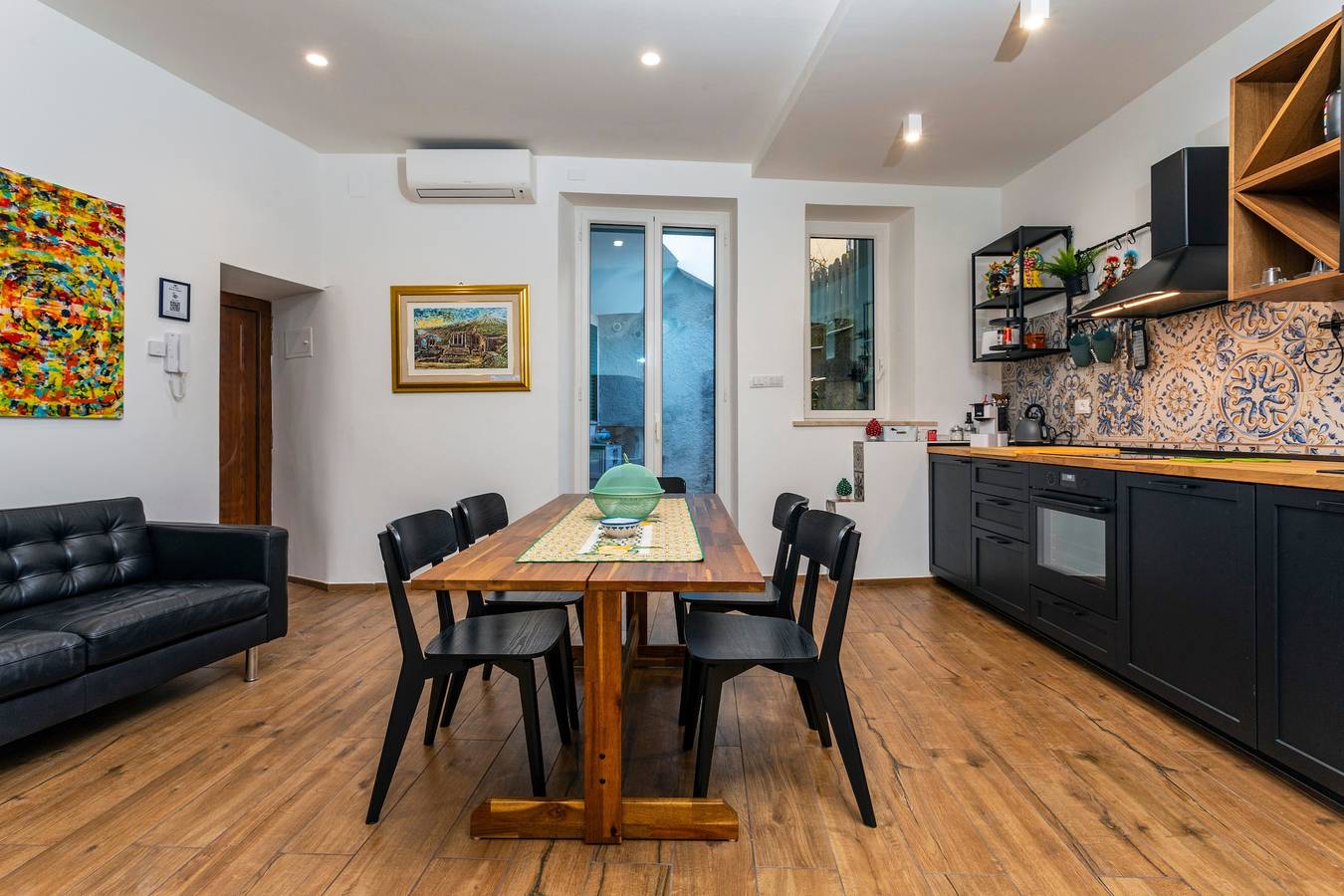 Appartement entier, Appartement "Berto Home" avec terrasse privée, Wi-Fi et climatisation in Taormina, Province de Messina