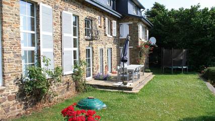 Gîte pour 9 personnes, avec jardin à Érezée