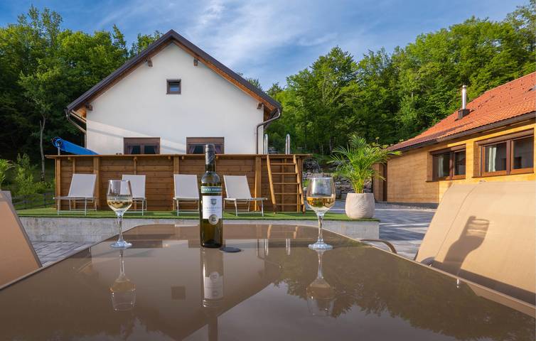 Charmante 2-Zimmer-Wohnung mit Pool, Grill und WLAN in Flussnähe in Gospitsch, Lika-Senj