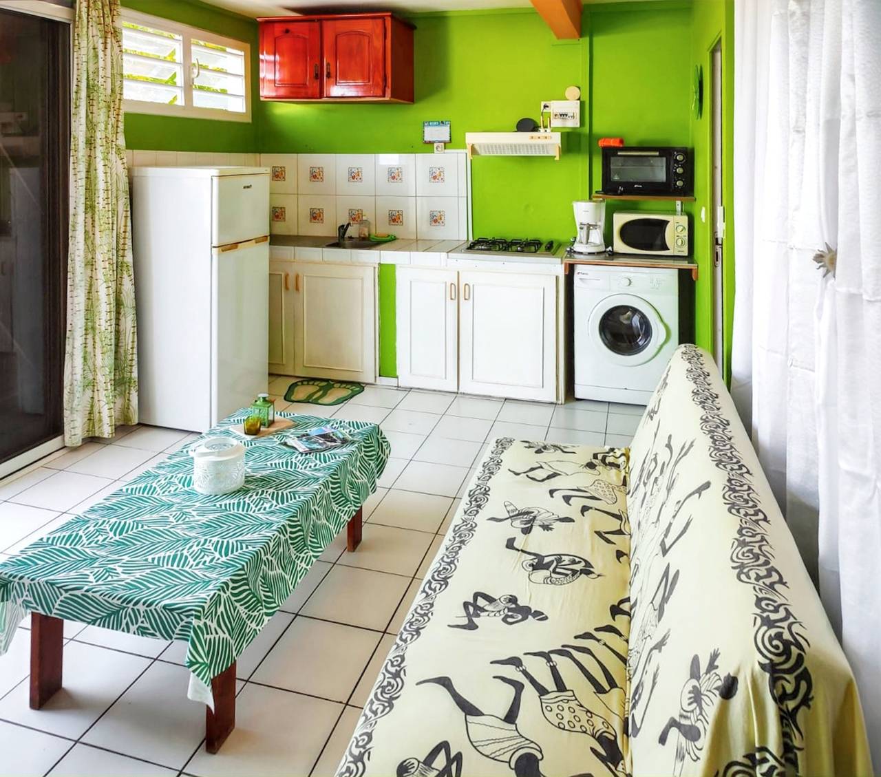 Entire studio, Cosy Studio with Sea View in Marigot - 30 sqm + Garden. in Vieux-Habitants, Guadeloupe (Caribbean)