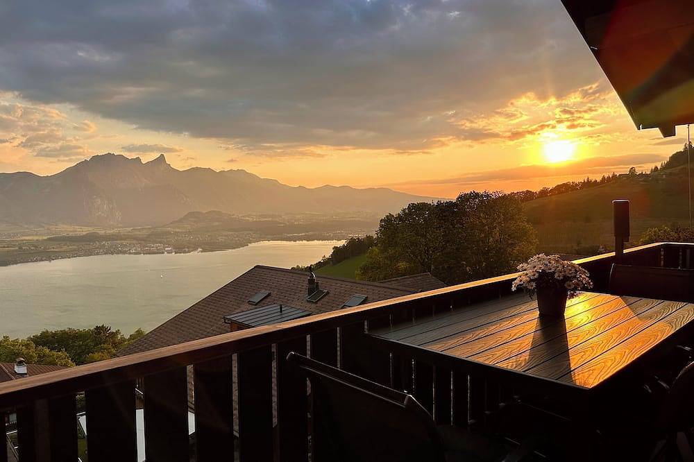 Chalet swisslakeview - stunning lake & mountain views\nsunny, quiet, countryside in Sigriswil, Meer van Thun