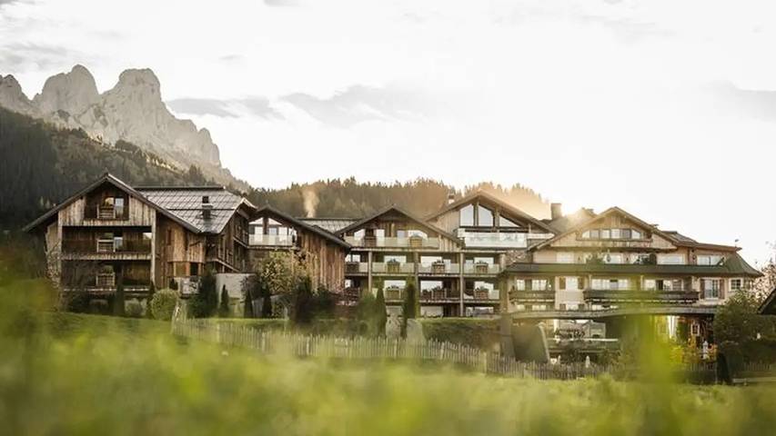 Zimmer für 2 Personen, mit Balkon und Whirlpool sowie Garten und Pool in Grän