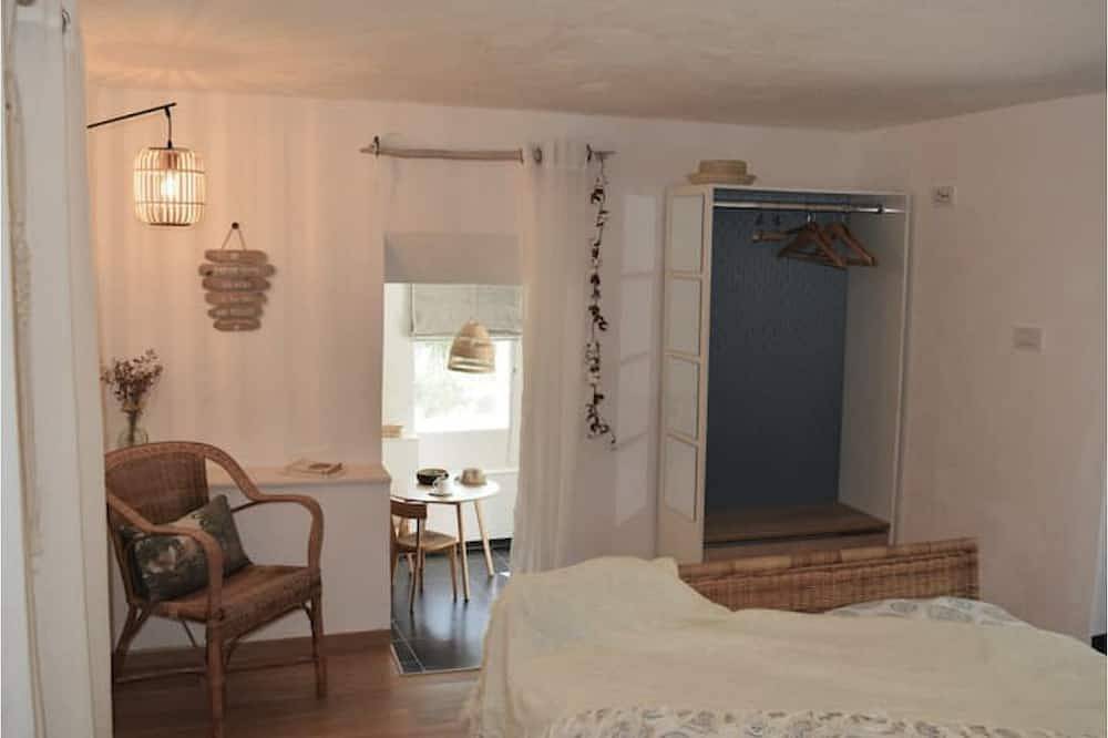 Entire apartment, Lovely detached cocoon in green property-terrace/garden in Barjols, Brignoles region