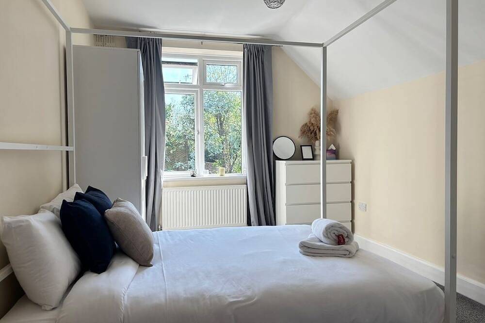 3Br Home Away From Home • Free Parking • Near Lgw Airport in Crawley, Sussex de l'Ouest