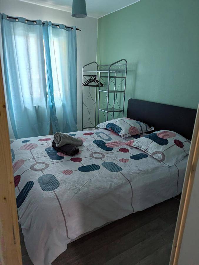 Appartement entier, One-Bedroom Apartment in Fleury-les-Aubrais, Région d'Orléans
