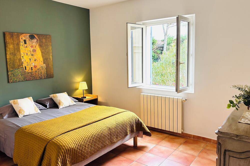 Very large villa with swimming pool and air-conditioned rooms + large garden with trees in Mazan, Parque natural regional del Mont Ventoux