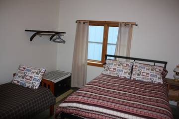 Cottage Rentals for 8 Guests in Canadian Rocky Mountains, Castle Mountain, Picture 4