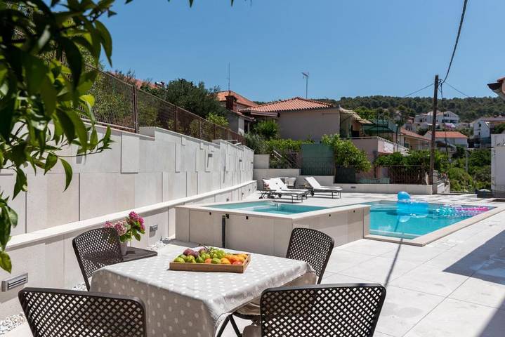 Maison d’hôte pour 3 personnes, avec Balcon et Terrasse ainsi que Jardin et Piscine à Trogir