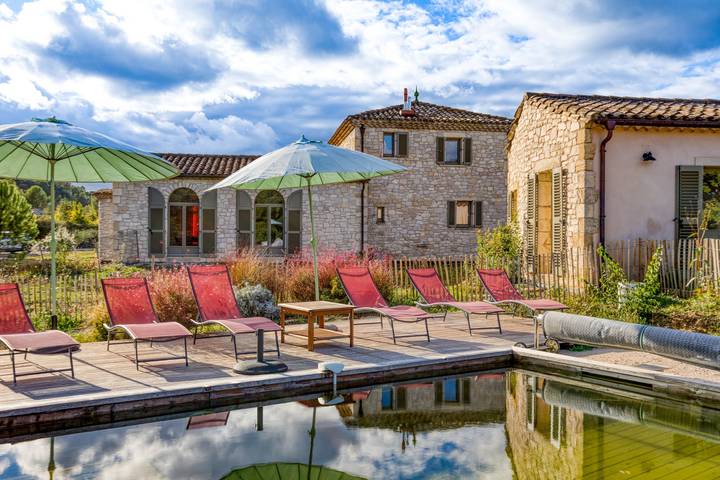 Location de vacances pour 15 personnes, avec jardin et jacuzzi, animaux acceptés à Saint-Mathieu-de-Tréviers