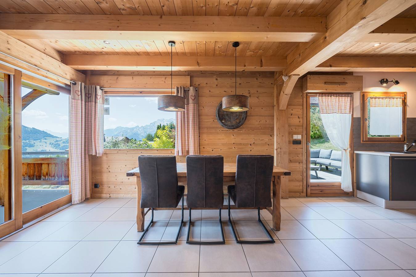 Chalet 'Bernard' con vista sulle montagne, terrazza privata e Wi-Fi in Manigod, Annecy e dintorni
