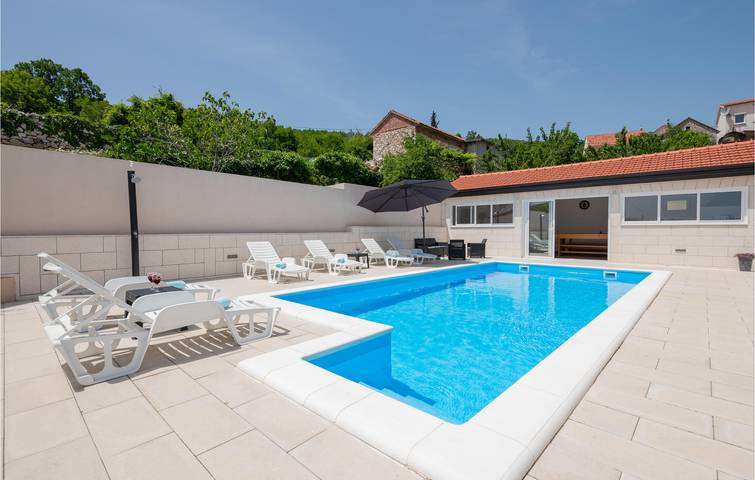 Geräumige Ferienwohnung mit Pool, Terrasse und WLAN in der Nähe von Fluss und See in Makarska Riviera