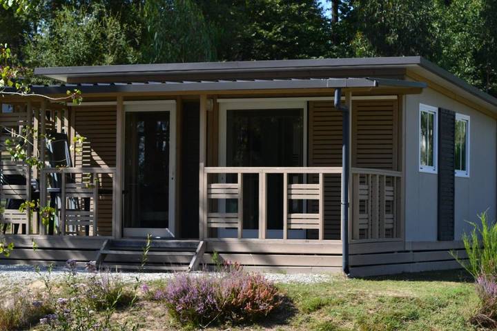 Parc de vacances pour 4 personnes, avec Terrasse et Jardin ainsi que Piscine et Vue en Dordogne