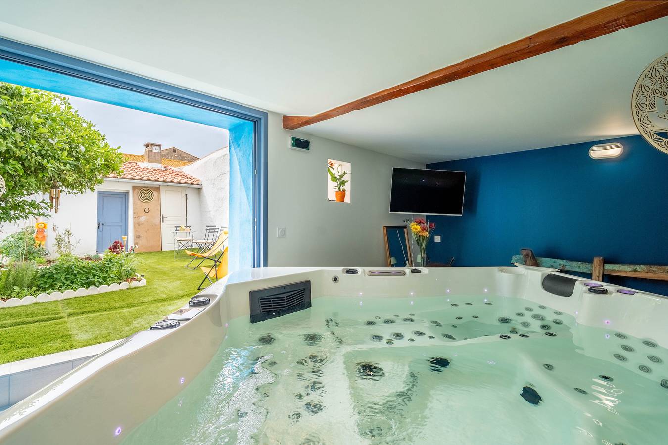 Appartement entier, Gîte 'L'Orchidée' avec jardin partagé, Wi-Fi et climatisation in Lespignan, Côte d'Améthyste