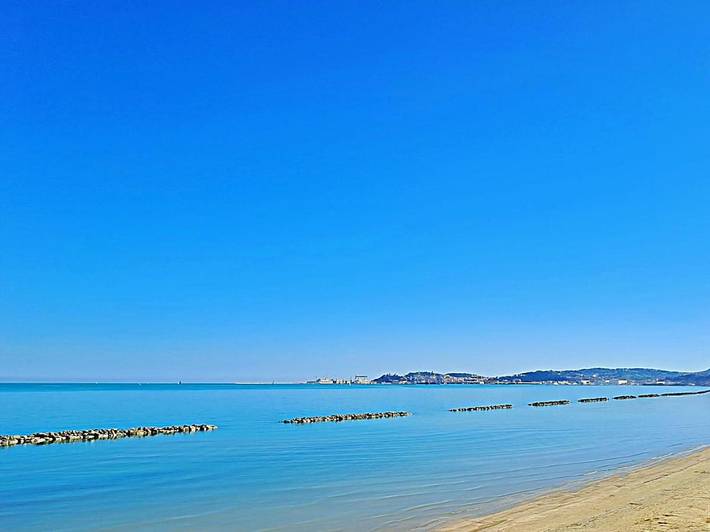Appartamento per 14 persone, con Balcone e Terrazza nonché Panorama a Falconara Marittima